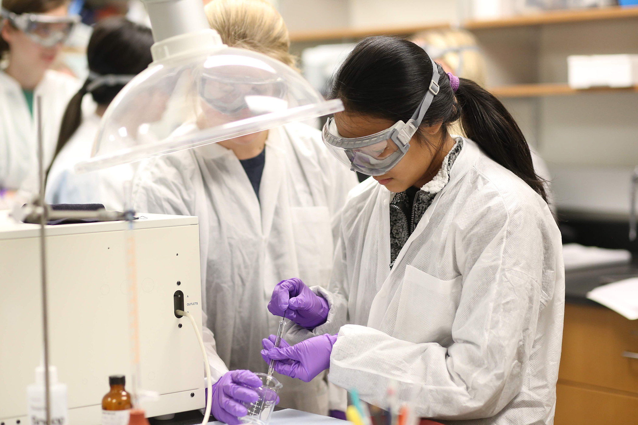 Students work in a Meredith College chemistry lab pre-COVID. (Photo: Meredith College Marketing Department)