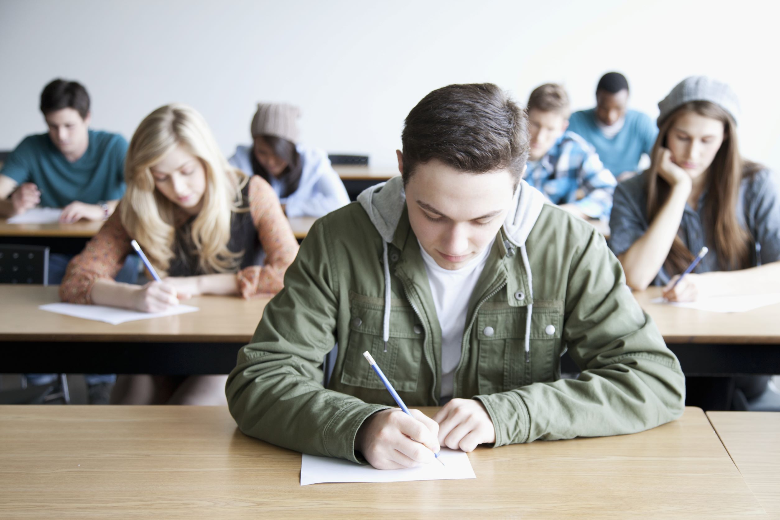 Exams in the usa. Аудитория ЕГЭ. Студент оформляет. Девушка готовится к ЕГЭ. Students in Exam.